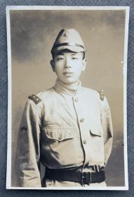 1940年 照相馆布景拍摄 身穿“昭五式”军服的日军第10师团步兵第39联队上等兵肖像照一枚