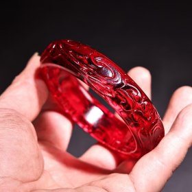 珍品红宝石手镯 雕工精湛 款式精美 配老刺绣盒 内径6厘米 手镯重120克