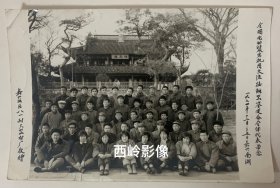 【老照片】1974年由嘉兴地区八一耐火器材厂承办的全国电动装岩机鉴定会全体代表在嘉兴南湖烟雨楼前合影留念 —— 烟雨楼前大树林立，清晰可见烟雨楼全景～