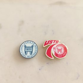 北京科技大学70周年校庆纪念校徽徽章一对