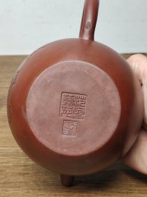 老珍藏，顾景舟和范曾合作底款，精品刻绘老紫砂壶一把，包浆自然，保存完整，收藏的佳品。...