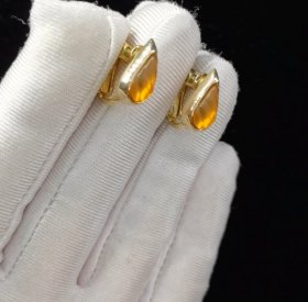 海外回流vintage古着耳夹 漂亮至极 手感非常好 有轻微划痕 社交距离看不清 佩戴无影响  介意慎拍 品相如图 细节可见 看好下单 出售不退 接受中古品来拍 矫情 大刀的请您绕行，珍惜彼此的时间 万分感谢 随缘出货 愉快成单 开心胜过一切  偏远地区邮费另算  感谢理解