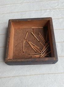 下乡收到民国时期老人抽汗烟用的工艺特殊的木制烟匣子，工艺特殊外面四面都可以划火柴用打火，保存完整，品相如图，尺寸如图