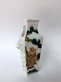 珠山八友王琦落款 手绘人物诗文兽耳老方瓶，小巧精致的四方瓶，意境高雅，高16.8，两耳宽9厘米，全品完整。