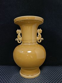 瓷器，清黄釉如意耳瓶，尺寸34.5X22厘米。