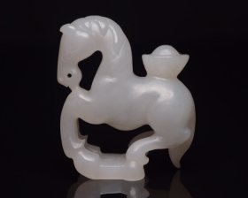 传世收藏，精品古玉，和田玉马上来财 规格: 4.6×4.3×2.0厘米，重 36克。 玉质温润细腻，沁色自然，刀功老道，皮壳包浆一流，雕刻生动，线条流畅，品相完美！