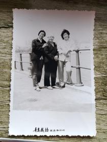 八十年代青岛栈桥（万年青照像）三位美女合影老照片一张