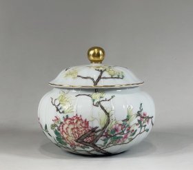 清雍正年制珐琅彩花卉瓜棱茶叶盖罐