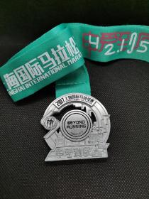 2017年上海国际马拉松赛奖牌。