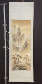 张家纯/精品山水图立轴，纸本绫裱原装原裱，畫芯43×116厘米，整轴55×178厘米，木轴头，款印如图品相老旧折痕等。 张家纯，男，1949年出生，黑龙江绥化师范学院美术系毕业，1983年在中央美院国画系进修，2007年就读于中国艺术研究院研究生院于志学冰雪山水画工作室研究生班