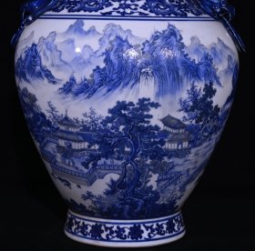 大清乾隆青花山水纹兽耳瓶，高33.3×23厘米