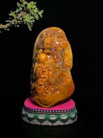 回流珍品，寿山石极品三彩田黄印章摆件 大清著名雕刻家【吴昌硕】之藏品 取材上乘寿山三色田黄石，色泽鲜艳饱满，机理细腻油润，质地纯净透通，工艺精湛一流，黄田似金，红田似血，白田似银，三色田黄天然浑为一体，祥龙威武霸气，栩栩如生，包浆醇厚自然，实属收藏观赏珍品 【品名】天降祥瑞，龙行天下 【尺寸】高19.2×宽12 【重量】1960