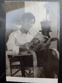 《老照片》帅气精致的男子在家看书