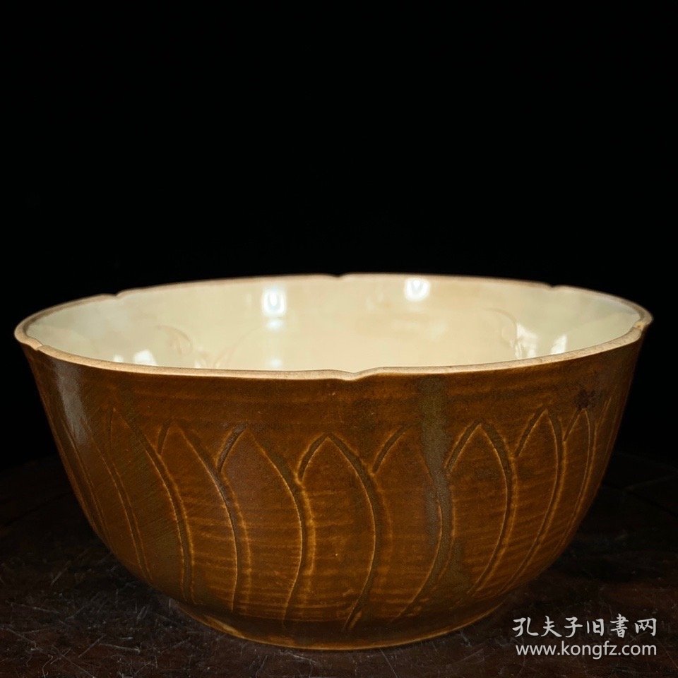 宋定窑刻童子纹葵口碗，高8直径18.5cm，