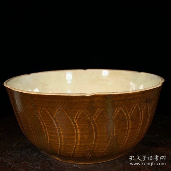 宋定窑刻童子纹葵口碗，高8直径18.5cm，