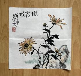 《傲霜枝》35*35厘米、软片。安徽老画家洪国文先生2015年作品、特惠。传统功底深厚，手机拍照，实物很精彩，裱后效果佳。（手绘作品有折痕、裂口等，不影响装裱效果，介意勿拍）