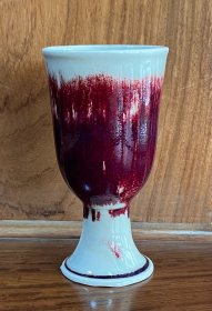 七、八十年代原禹县钧瓷一厂高脚杯 高13cm，口径7cm 作品名称：高脚杯 设计、制作：集体创作 八十年代初荣获国家工艺美术百花奖“金杯奖”、科技成果奖、出口创汇一等奖。 品相完好。