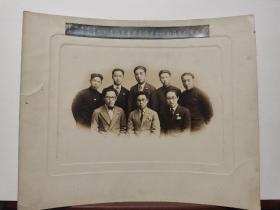 民国北平中国大学毕业老照片，1931年北平中大《恭送马骏名苏国魂于汉章三君毕业摄影纪念照》廿年五月十七北平中大，1枚，银盐纸基，北平大北美术像照相馆摄影。