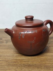 老珍藏，顾景舟和范曾合作底款，精品刻绘老紫砂壶一把，包浆自然，保存完整，收藏的佳品。...