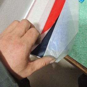 超英（佳蓝)薄型复写纸，双面蓝色，10大一小共十一包算十包。小的是100张的，大的感觉厚度差不多。有的盒子有水印，里面没事。