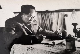 1957年毛主席在视察旅途的飞机上工作照，候波拍摄，八十年代新华社新闻照片