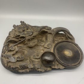珍藏 古玩收藏 名砚端砚 文房四宝 石雕带字大龙王砚台 尺寸：33*23*10cm 重量：6.35kg 备注：手工测量略有误差 因手机和光线问题图片之间会有色差