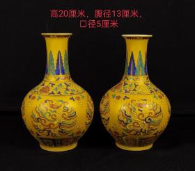大明成化年制，黄釉高浮雕凤花瓶一对，画工精细，做工漂亮，品相如图
