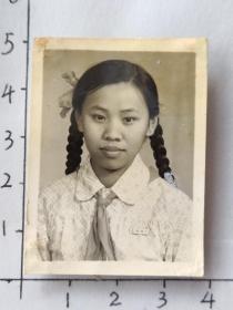 50年代手腕粗辫子美女刘凤仙佩戴昆师附小校徽照片710(50-60年代杨永仙相册，杨永仙50年代就读于昆明师专附小，50年代末60年代初就读于昆明十中)