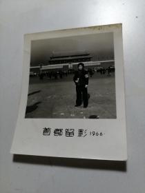 天安门1966年佩戴像章袖章，手拿毛泽东选集照片