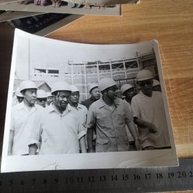 老照片 李鹏总理在八十年代初期任水电部副部长时视察工地时的黑白照片 长15.3宽13厘米