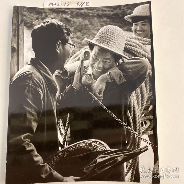 《中国摄影》旧藏国际得奖摄影作品：郑国强（丽水市摄影协会副主席）《家音》（获第10届亚太地区影展亚洲文化中心奖）19*15 公分，R1022