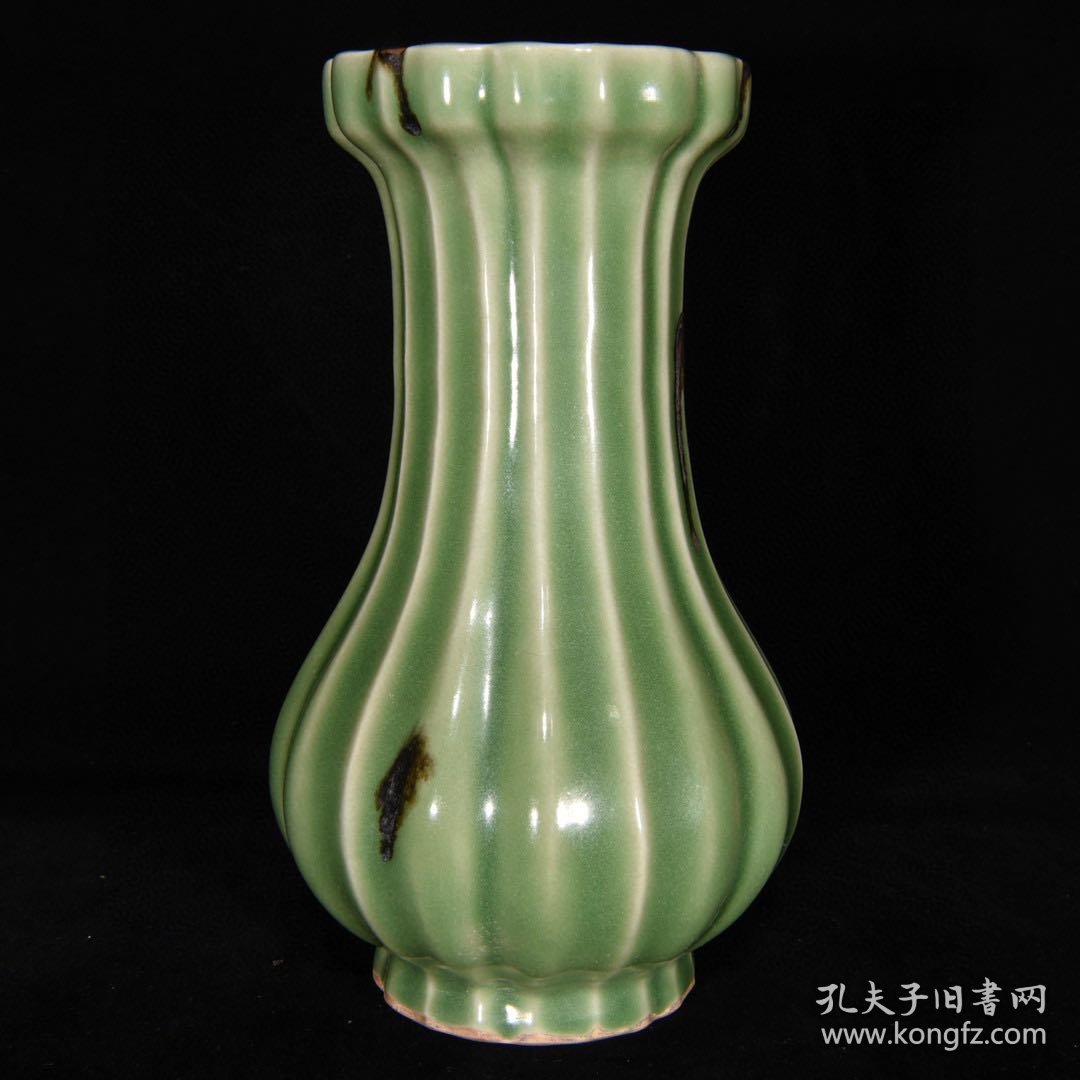 龙泉瓜棱瓶，22.5×13厘米