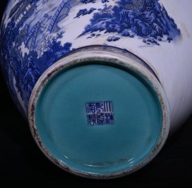 大清乾隆青花山水纹兽耳瓶，高33.3×23厘米