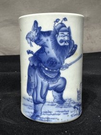 青花人物笔筒一个 画工一流 发色正 笔筒后面有裂都用铜锯钉锯好