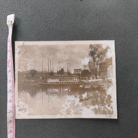 民国老照片，1926年中国南洋兄弟烟公司西湖游船西湖花艇（题字清晰可见）于西湖老照片