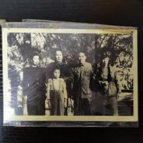 1949年，毛泽东和长子毛岸英，刘松仁，李讷，江青合影照片