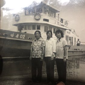 老照片  三名女性 背景里有个船 叫辽源02号  非常稀少的影像资料