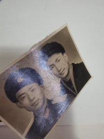 老照片---《军人和兄弟合影》！泛银
