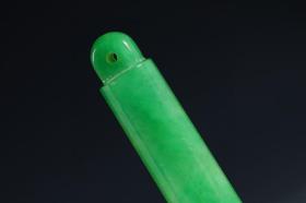清代，翡翠素面翎管规格：长7.4cm直径1.4cm重23g此件翎管，翡翠为材，切磨规整，质地莹润，青翠欲滴。翎管圆柱体，一端中空，顶端一孔，孔型规整。翎管用料上乘，做工精细，且保存完好，值得藏家珍爱收藏。