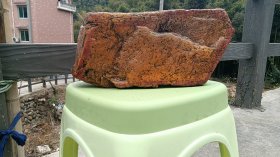 从丽水山区收来的石面黄腊状、山岩图案的盆景石。图案远山近岩分明，一幅山脉壁画。