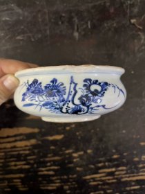 古玩旧藏清代青花瓷香炉 口沿有爆釉小磕皮，器型规整，发色好看，口径约11.5公分，高约4.5公分，包老包真无任何修补