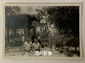 【老照片】1960年在北京东单公园合影留念— 备注：旧照系北京俄语学院1958级毕业生刘新善（四川籍）旧藏。
