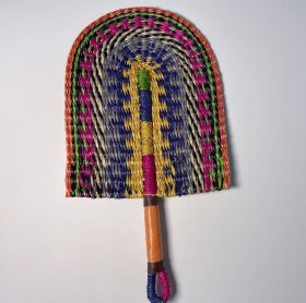 民俗纯手工编织草编扇子，可挂墙装饰，尺寸约23*42cm。草编的风格比较粗犷，纯手工编织，虽然没有流水线机器制作的精准，但是却有手工艺术的灵魂。