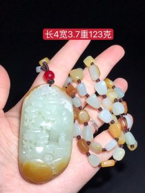 和田玉带皮籽料雕刻山水项链：雕工精湛，，沁色完美，玉质温润细腻，收藏佳品！