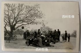 【老照片】甘肃省摄影界泰斗级摄影师赵清华旧藏之：1953年兰州解放电影院同志胜利地完成了捷克影展旅行安宁桃花园时休息之情形（详见背题）—— 有一定史料价值。