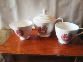 老的茶壶一把和两个茶杯一套，底部有款（中国制造），品相如图，完好，质量非常好，十分怀旧。