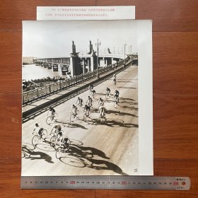 超大尺寸：1978年，中国自行车运动员在南京长江大桥上训练