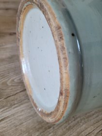 清中期：豆青釉青花加白平升三级300件大瓶。画工精美，青花发色靓丽。高59.7厘米，直径23厘米。口沿内釉表面有一个1厘米长，很浅的缩釉（出窑前形成的）。保真。顺丰包邮，保价。 清嘉道时期的300件青花加白大瓶，保留到今天，如此品相，非常难得。