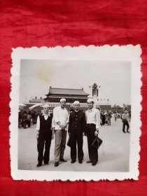 老照片:北京天安门前合影