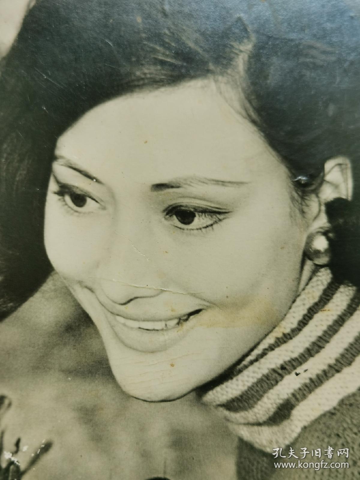 何莉莉，黑白照片一张。。邵氏“新十二金钗”之一，1946年出生于江苏南京，祖籍安徽庐江，幼年移居台湾。1965年被导演袁秋枫发掘，参与电影《兰屿之歌》，正式投身娱乐圈。同年加入邵氏电影公司。曾出演电影《文素臣》《十四女英豪》《爱奴》，引起国际影坛注目。正当何莉莉事业如日方中之际，她却选择退出影圈下嫁船运业巨子赵世光，从此息影。。